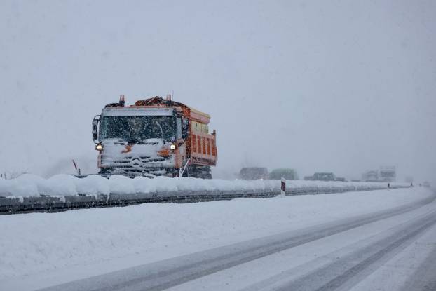 Gospić: Zbog gustog snijega otežani uvjeti vožnje na autocesti
