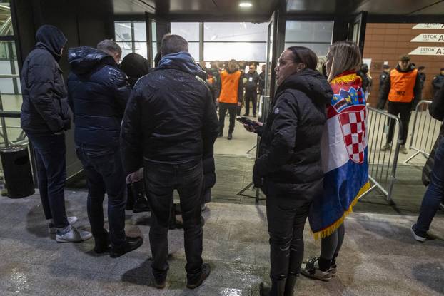 Osijek: Gužva ispred SD Gradski vrt, koncert Thompsona prvi u nizu dvoranskih koncerata.