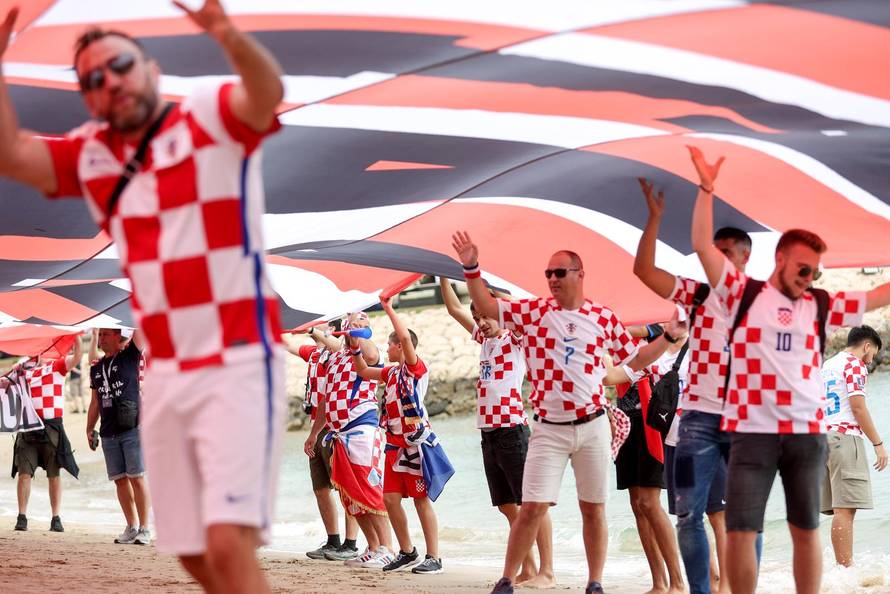 KATAR 2022 - Hrvatski navijači ponovno s divovskom zastavom na plaži ispred hotela Hilton Doha
