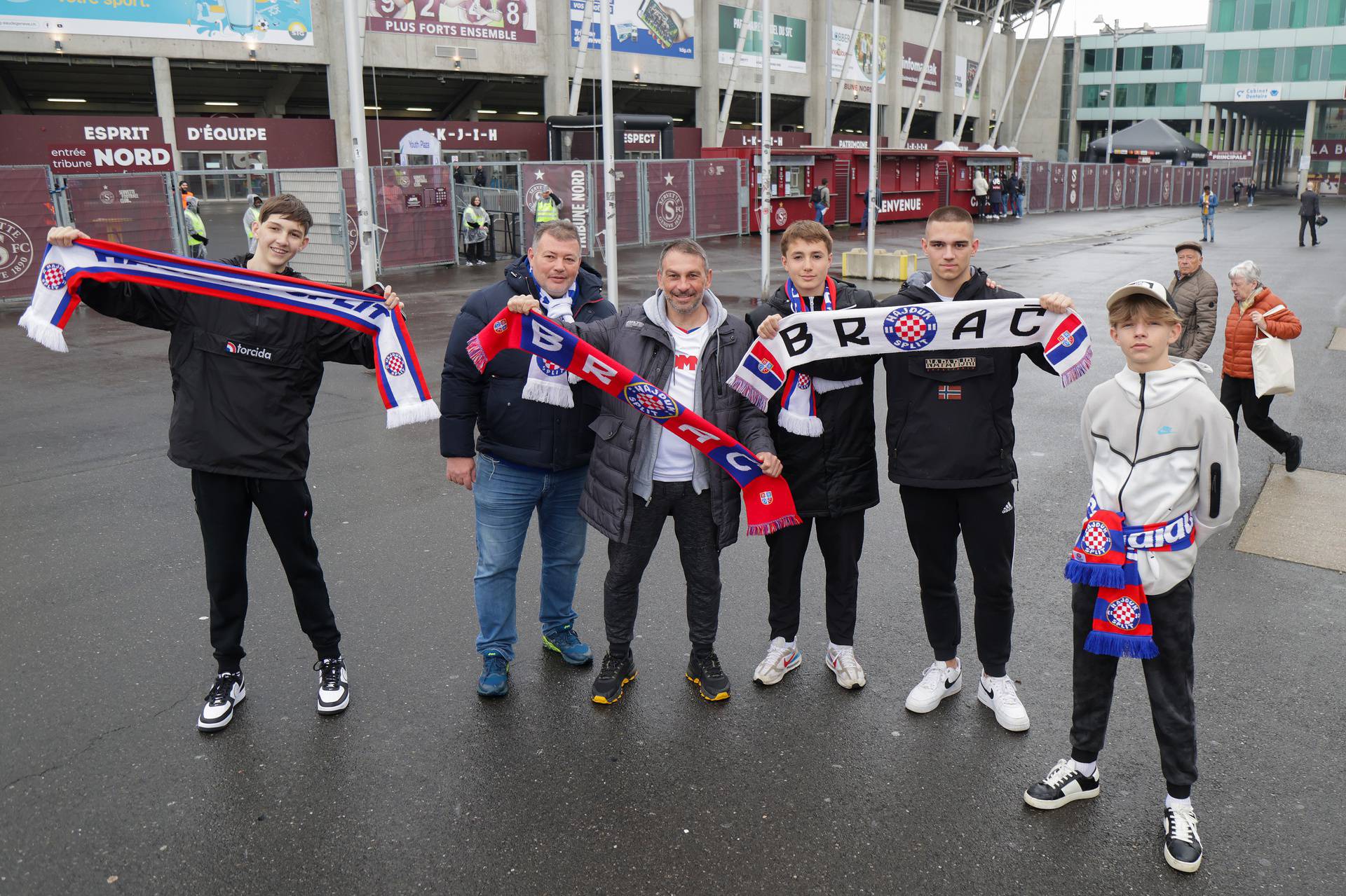 Navijači Hajduka skupljaju se ispred ženevskog stadiona uoči polufinalnog ogleda juniora Hajduka i Milana