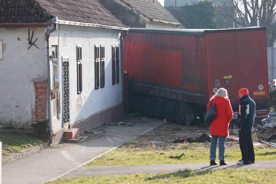 Kamion se zabio u kuću kod Vinkovaca, više ljudi ozlijeđeno