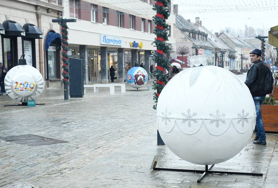 Sisak: U centru grada postavljene kuglice koje su izradila djeca i vrtića