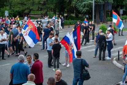 FOTO Ispred Vlade Crne Gore su održali prosvjed: 'Nezadovoljni smo Rezolucijom o Srebrenici!'