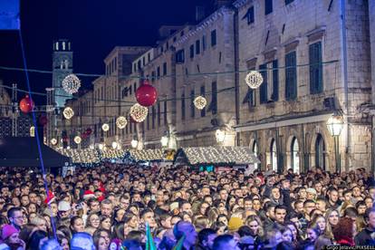 FOTO Pogledajte kako je Petar Grašo u Dubrovniku zabavljao publiku uz svoje najveće hitove