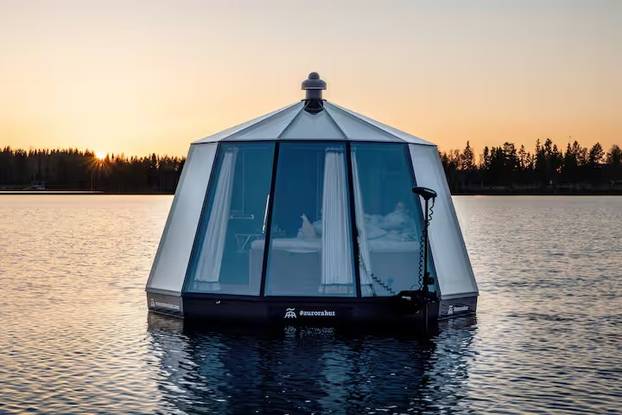 FOTO Ovo je prva plutajuća kućica za odmor na Grenlandu: Cijena noćenja će vas šokirati