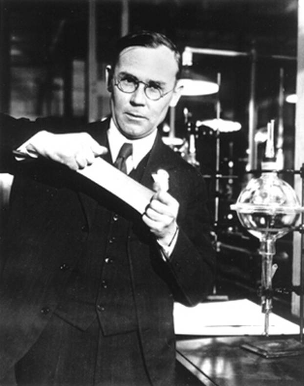 storyeditor/2024-02-27/Wallace_Carothers__in_the_lab.jpg