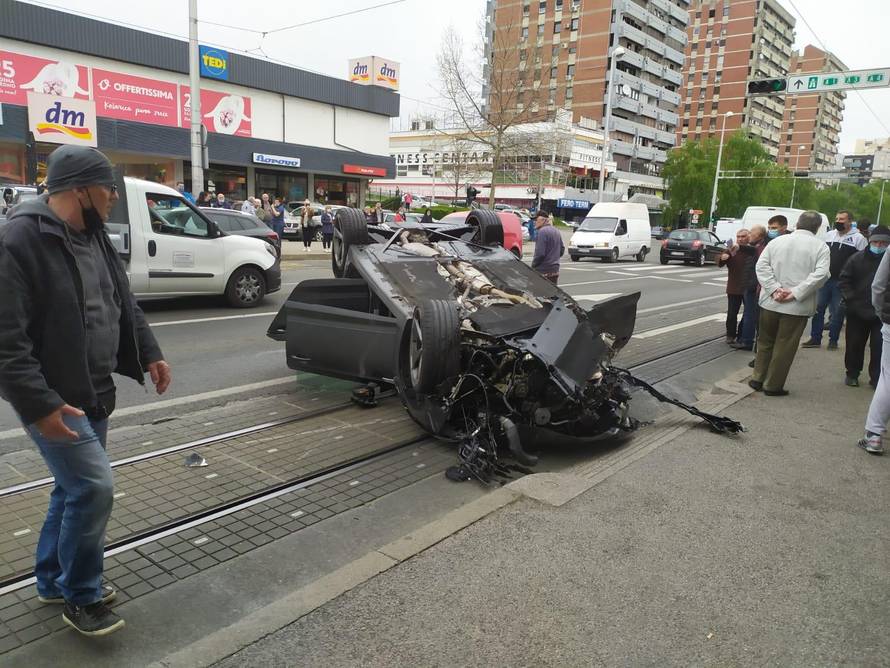 VIDEO Vozača smo izvukli. Imao je samo ogrebotinu kod obrve. Vikao je 'Što sam to napravio?!'