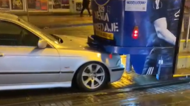 VIDEO Sudarili se tramvaj i auto u Zagrebu: 'Nastala je kolona'