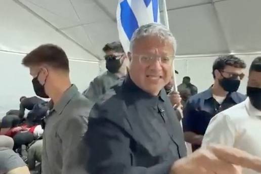 VIDEO Izraelski ministar tjerao aktiviste da kle&ccaron;e i poni&zcaron;avao ih