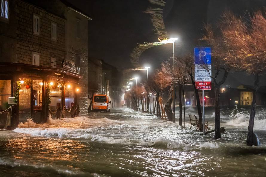 Kaštela: Ciklonalna plima poplavila rivu i okolne ulice