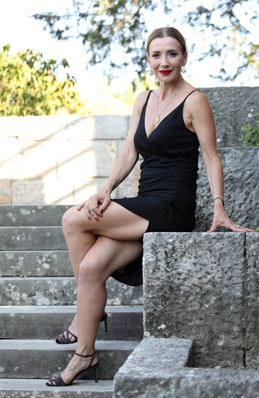 Ecija Ojdanić pokazala je kako izgleda prije šminkanja za set: 'Od neispavane do glamurozne'