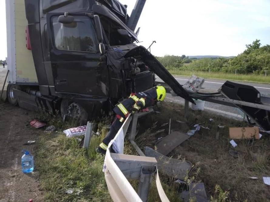 Nesreća na A3 kod Okučana: Dvoje ozlijeđenih, vatrogasci iz kamiona morali izvući vozača