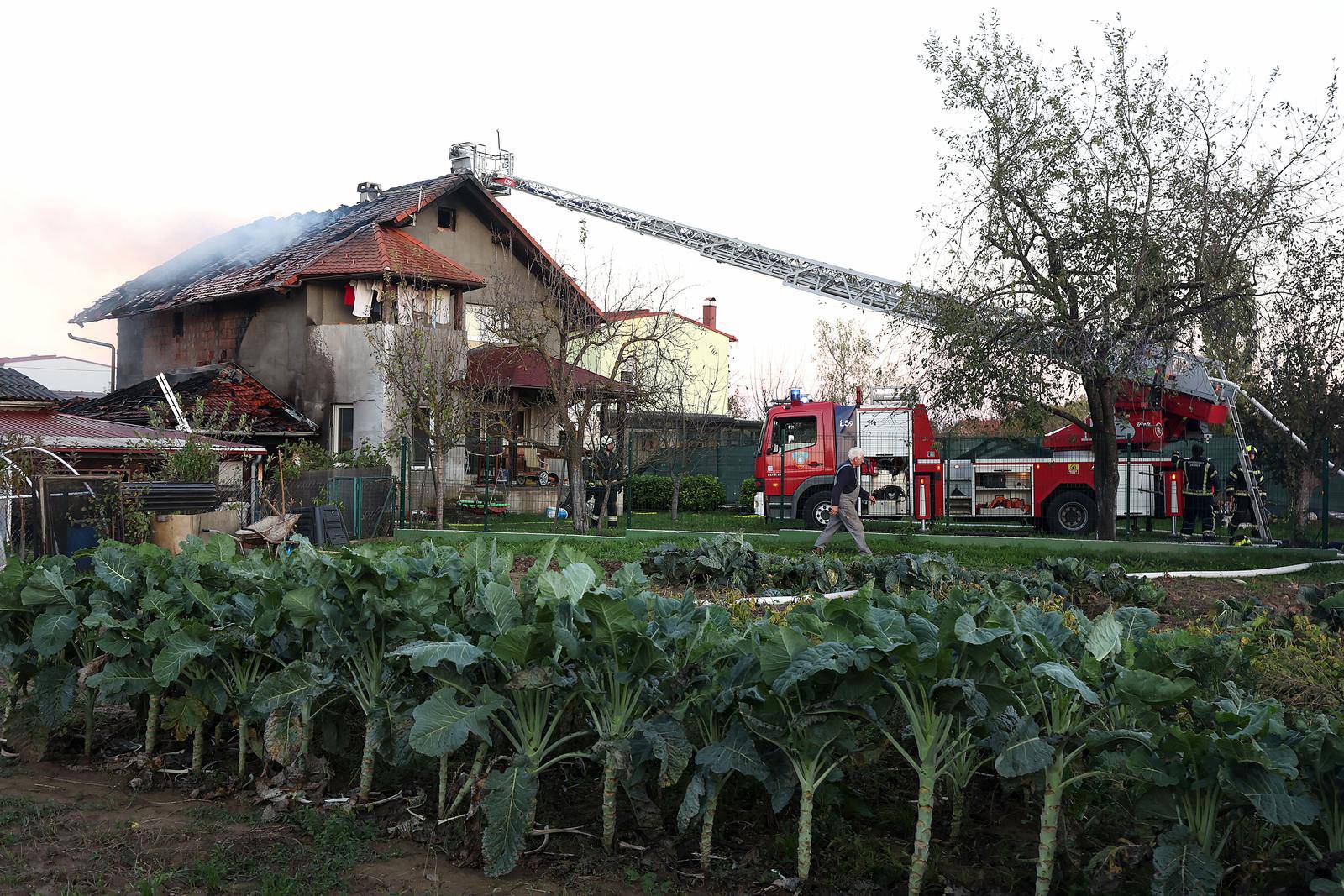 Zagreb: Vatrogasci gase požar na obiteljskoj kući u Blatu