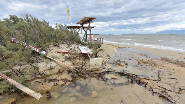 Poplava je isprala gotovo sav pijesak s ninske plaže Ždrijac