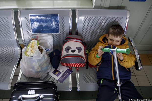 FOTO 24sata na granici Poljske i Ukrajine: Mnogi bježe od pakla rata, spavaju na kolodvoru