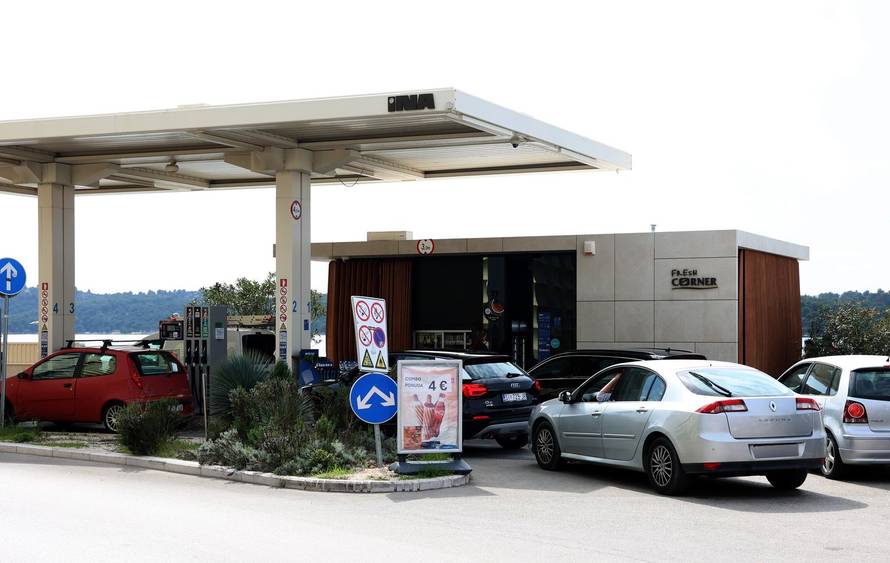 Šibenik: Po?ele su gužve na benzinskim postajama uo?i najavljenog poskupljenja goriva