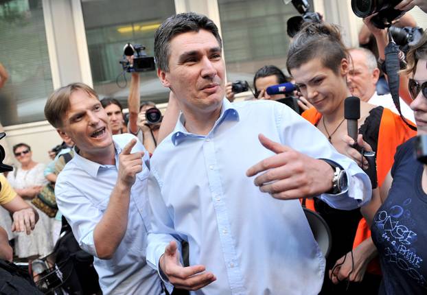 ARHIVA - 2010. Zagreb: Aktivisti za Varšavsku prosvjedovali pred sjedištem SDP-a 