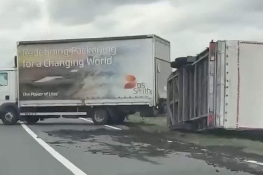 Jak vjetar prevrnuo kamion