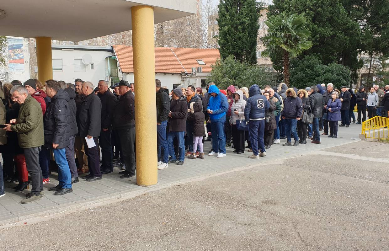 Ni snijeg ih nije omeo: Mostarci i dalje čekaju u dugim redovima