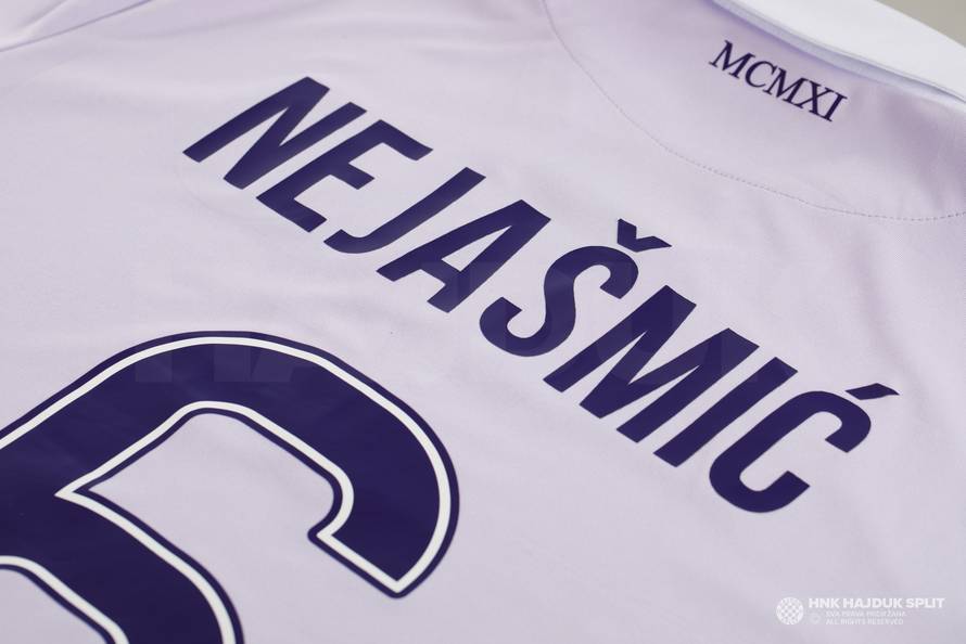 'Bili' se vratili u 1912. godinu: Predstavili su novi treći dres...