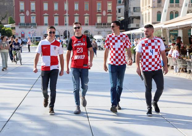 Split: Navijači hrvatske reprezetacije na Rivi