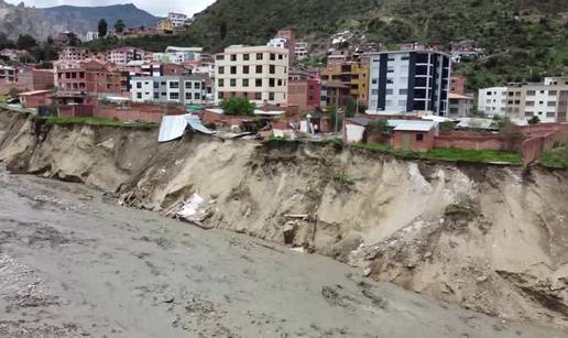 VIDEO Obilne kiše u Boliviji uzrokovale klizišta duž obala nabujale rijeke u La Pazu