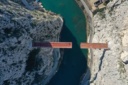Fotografije iz zraka radova na mostu iznad Omiša 