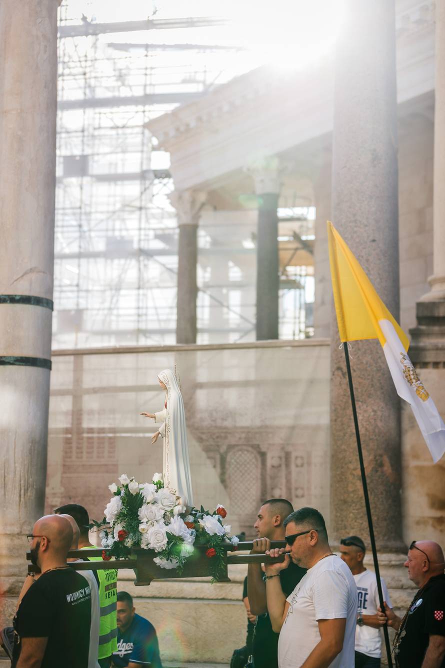 Split: Molitva krunice na Splitskom Peristilu