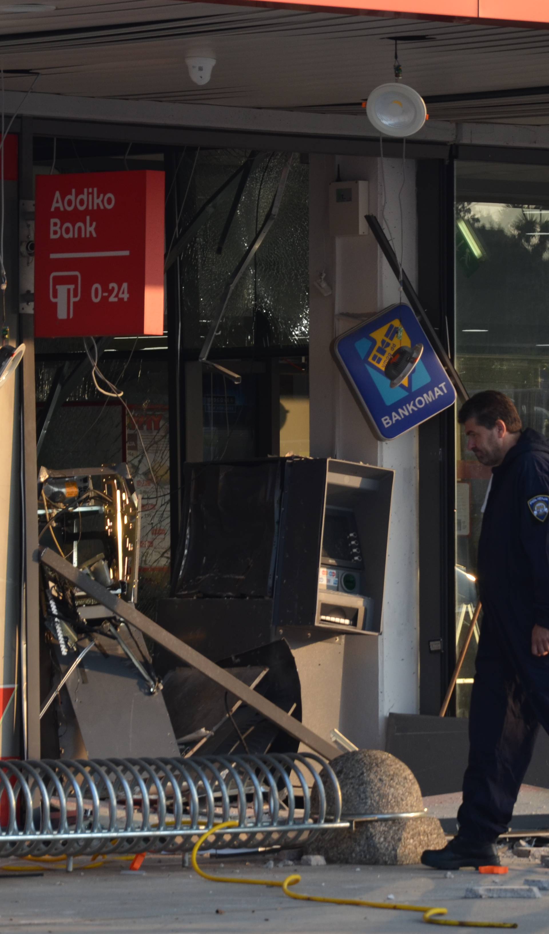 Eksplozija odjeknula Tarom: Iz bankomata ukrali 500.000 kn?