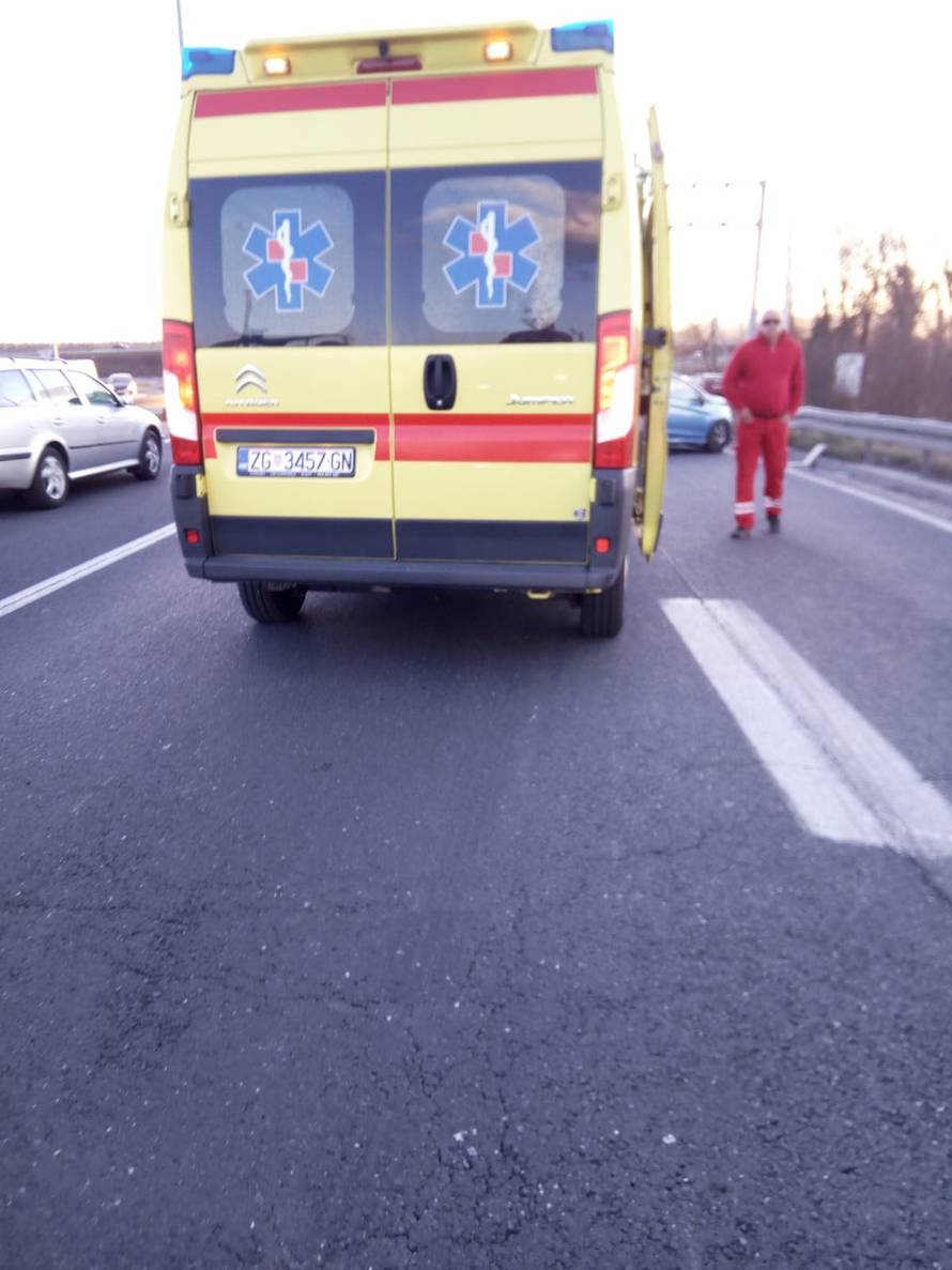 Sudarila se dva automobila i kombi, jedan čovjek je ozlijeđen