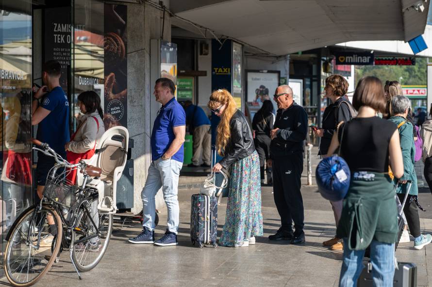 Zagreb: Gužva ispred pekare  zbog zatvorenih dućana 