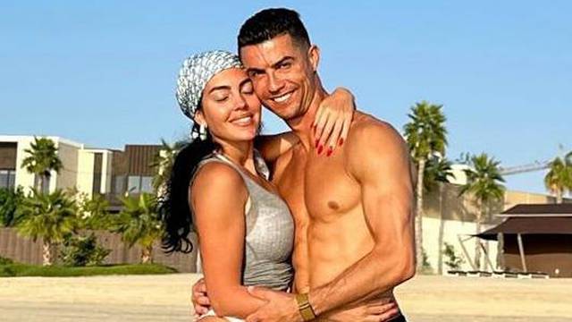 Cristiano Ronaldo i Georgina uživali na plaži u Dubaiju pa pozirali u plićaku: 'Srodna duša'