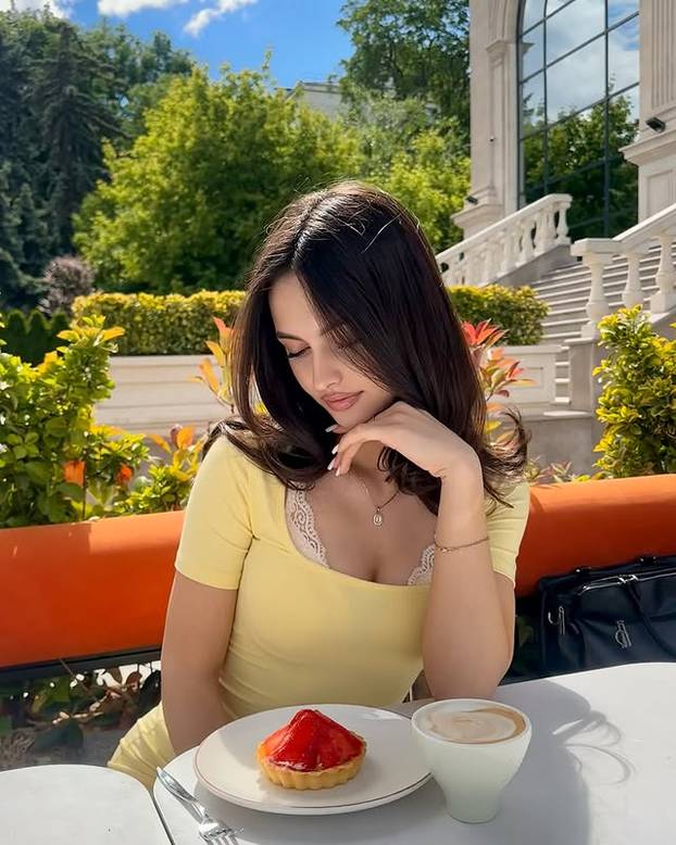 FOTO Svi luduju za njom... Ova mlada Moldavka itekako zna naglasiti svoje atribute