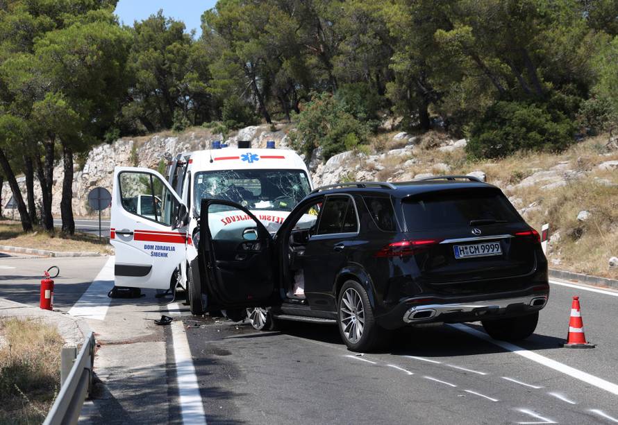 Šibenik: Sudar automobila i vozila saniteta kod Morinjskog mosta, šest osoba prevezeno u bolnicu 