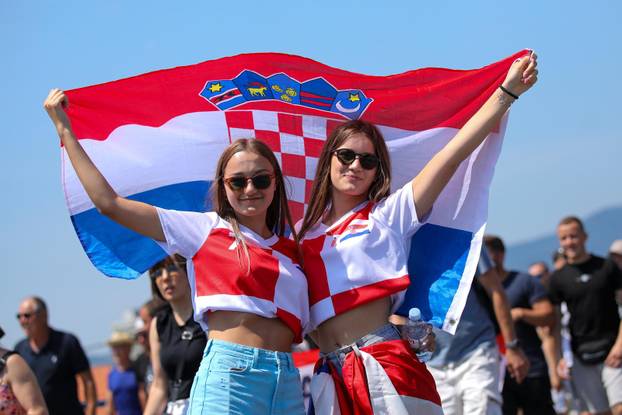 Zagreb: Tisuće fanova Thompsona prolazi Mostom mladosti koji je zatvoren za promet