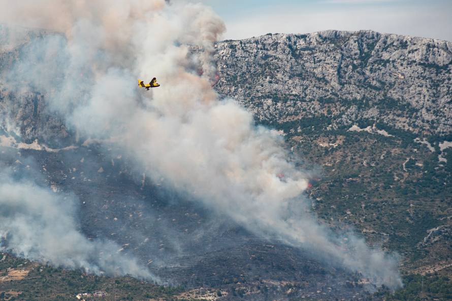 Četiri kanadera gase požar na Kozjaku: 'Gadno je, ovo ćemo gasiti sigurno dva dana...'