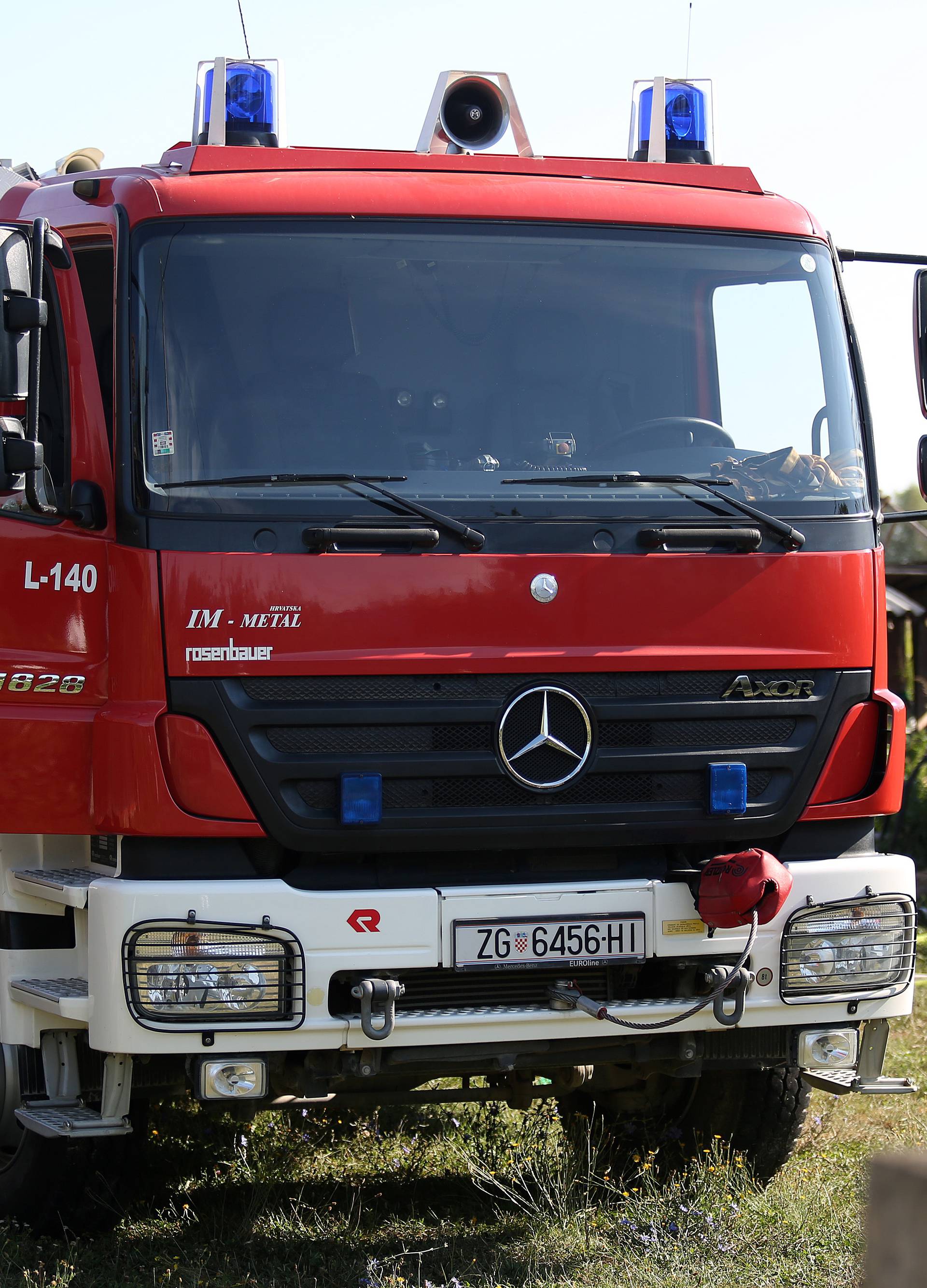 Dvoje ljudi poginulo u  požaru drvene kuće u Ivanić Gradu