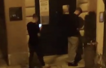 VIDEO Zaštitari uhvatili turista u Splitu kako mokri po zidu: 'Sad skini košulju i sve to pobriši...'