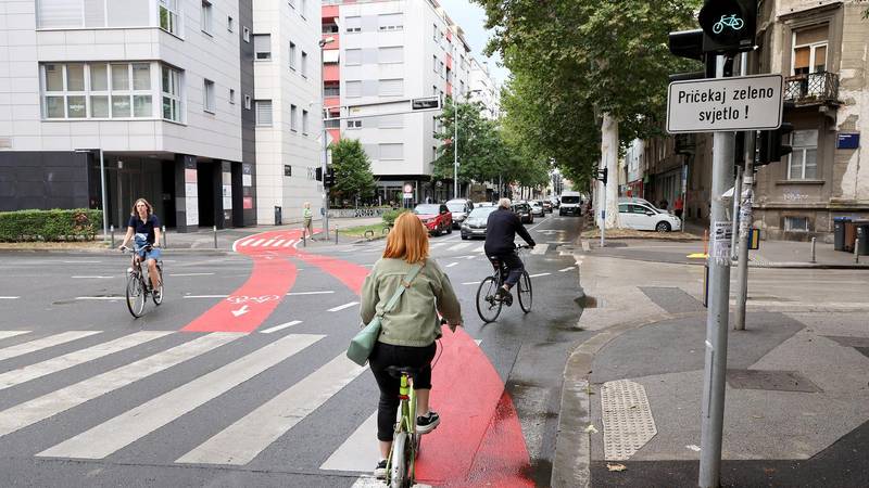 Ovako izgleda vožnja kroz novo pametno križanje u Zagrebu. Broji aute, prepoznaje bicikliste