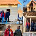 Jedna od prvih drvenih kuća nakon potresa: 'Presretni smo, opet imamo krov nad glavom'