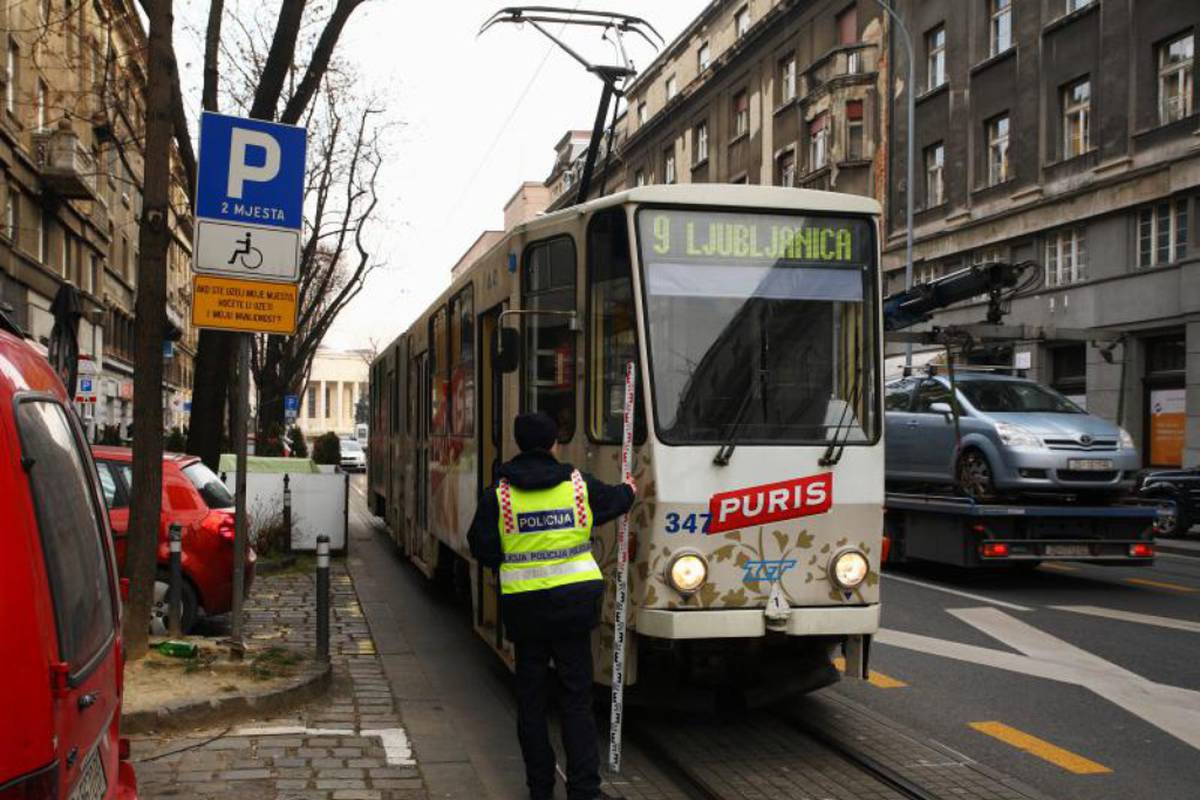 Tramvaj u Zagrebu naletio na pješaka, prevezli ga u bolnicu