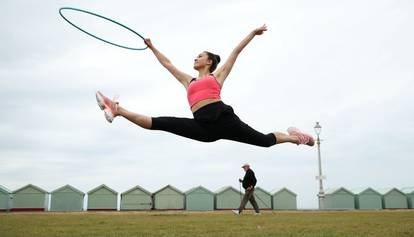 Ritmička gimnastičarka trenira na plaži u Velikoj Britaniji uz znatiželjne poglede prolaznika