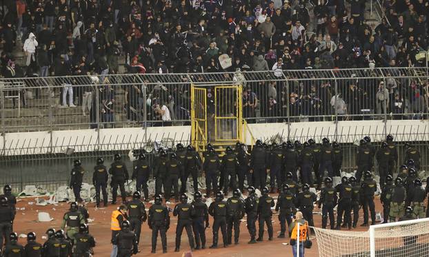 Kaos na Poljudu: Torcida upala na teren, igrači pobjegli u tunel! Specijalci tjerali huligane