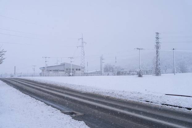 Otočac: Zbog mokrog snijega koji pada dio Like ostao bez struje
