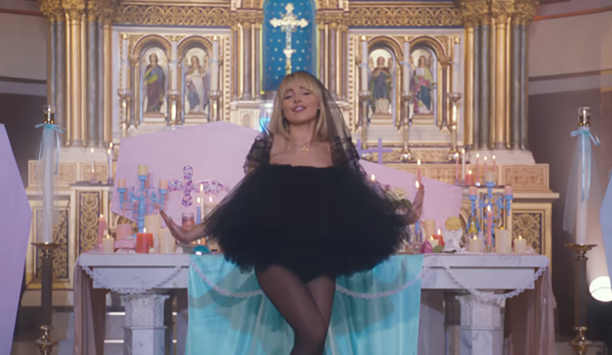 Pjevačica snimila provokativni spot u crkvi: Katolici bijesni, a svećeniku oduzete dužnosti...