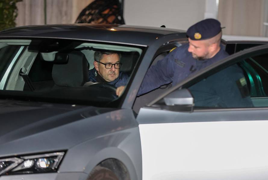 Zagreb: Izlazak Andrije Mikulića i inspektora iz kuće nakon opsežne pretrage