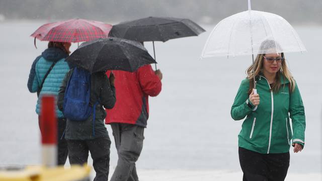 Šibenik: Jaka kiša koja pada ne ometa turiste u obilasku grada