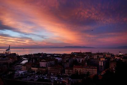 Zimsko sunce počastilo je ranoranioce u Zagrebu i Rijeci