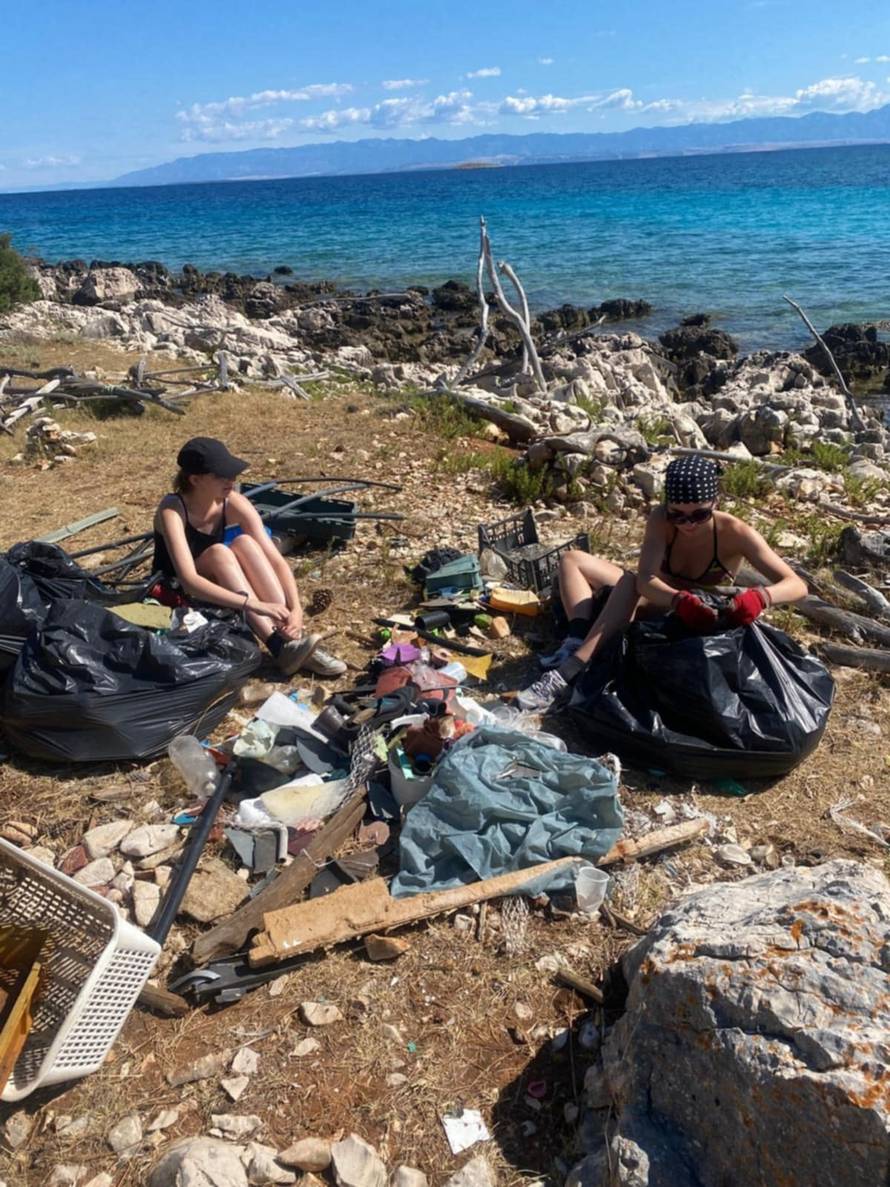Belgijci čistili na otoku Molatu: Pridružili su se zadarskim izviđačima u ekološkoj akciji