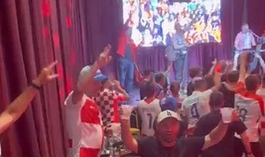 VIDEO Stigli su Hrvati! Evo kako se navija&ccaron;i zagrijavaju u lokalu